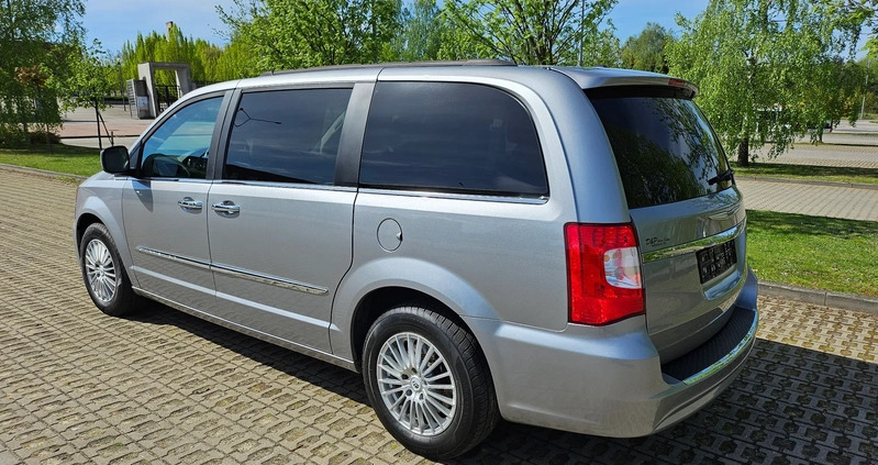 Chrysler Town &amp; Country cena 65000 przebieg: 83000, rok produkcji 2016 z Częstochowa małe 154